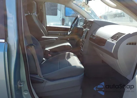 2010 Chrysler Town & Country Touring from USA, damaged, VIN 2A4RR5D12AR324002